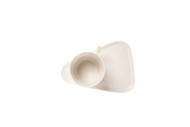 Kadın eli beyaz arka planda fincan tabağı olan beyaz bir seramik bardak tutuyor. Taze kırmızı manikürlü kadın elleri. Beyaz arka planda izole edilmiş. Yüksek kalite fotoğraf