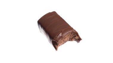 Çikolataya bulanmış krema ve beyaz, izole edilmiş iki yarım peynir. Yüksek kalite fotoğraf