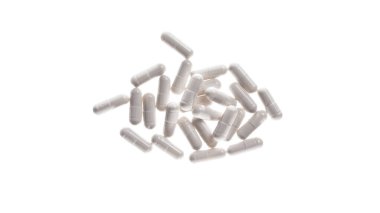 İzole edilmiş beyaz arka plandaki beyaz renkli hapların ya da kapsüllerin yakın çekimi. - Evet. Yüksek kalite fotoğraf