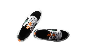 Bir çift yeni markasız siyah spor koşu ayakkabısı ya da spor ayakkabısı kesme yolu olan beyaz arka planda izole edilmiş. Yüksek kalite fotoğraf