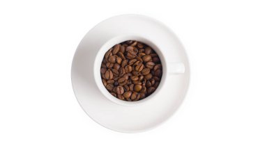 Kahve fincanındaki kahve çekirdekleri beyaz arka planda izole edilmiş. Yüksek kalite fotoğraf