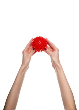 Beyaz arka planda izole edilmiş tetikleme noktaları için kırmızı topa masaj yapın. Miyofasyal tahliye kavramı. Yüksek kalite fotoğraf