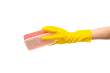 Eller yukarı, sarı kauçuk temizleme eldivenleri beyaz arka planda sünger tutuyor. Mesaj için yer. Profesyonel temizlik konsepti. Yüksek kalite fotoğraf
