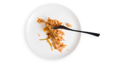 Konserve ton balığı, açık teneke kutuda balık parçaları, ton balığı yağları, beyaz arka planda deniz mahsulleri. Yüksek kalite fotoğraf