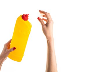 Beyaz arka planda kırmızı tırnaklı, kadın elinde tuvalet deterjanı olan bir şişe. Yüksek kalite fotoğraf