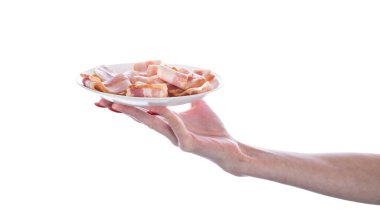 Çiğ domuz pastırması pişirmeye hazır, beyaz arka planda izole edilmiş. Yüksek kalite fotoğraf