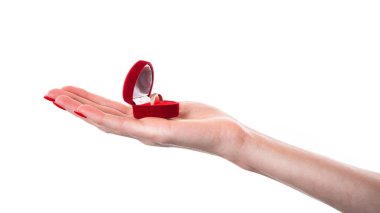 Beyaz arka planda izole edilmiş altın yüzüklü bir el. Altın yüzük. Yüksek kalite fotoğraf