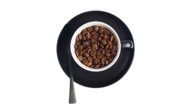 Kahve fincanındaki kahve çekirdekleri beyaz arka planda izole edilmiş. Yüksek kalite fotoğraf