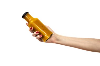 Beyaz arka planda izole edilmiş soslu şişe. Yüksek kalite fotoğraf