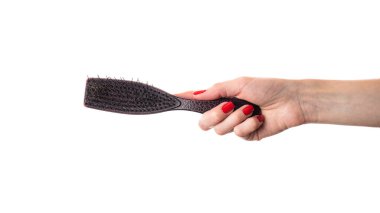 Eldeki saç fırçası beyaz arka planda izole edilmiş. Kahverengi saç fırçası izole. Yüksek kalite fotoğraf