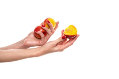 Nektarin tutan bir kadın, beyaz bir arka plan. Yüksek kalite fotoğraf