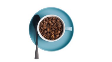 Kahve fincanındaki kahve çekirdekleri beyaz arka planda izole edilmiş. Yüksek kalite fotoğraf