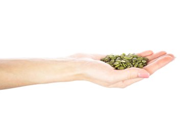 Beyaz arka planda izole edilmiş kadın ellerinde kabak çekirdeği çekirdeği çekirdeği. Yüksek kalite fotoğraf