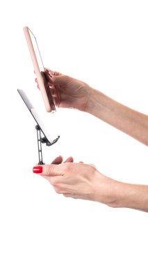 Telefon kulübesindeki akıllı telefon beyaz arka planda izole edilmiş. Telefon kadınların elinde. Telefon tutucu elinde. Yüksek kalite fotoğraf