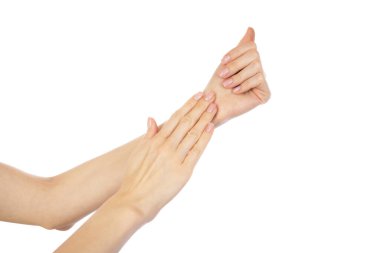 Güzel doğal manikürlü kadın elleri. Beyaz arka planda pembe çıplak tırnaklar. Çivi bakımı konsepti. Yüksek kalite fotoğraf