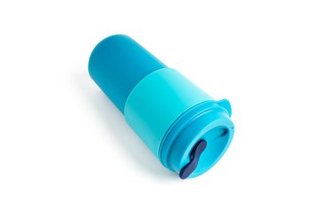 Kapaklı bir bardak. Çıkarmak için yeniden kullanılabilir cam. Cam beyaz arka planda izole edilmiş. Yüksek kalite fotoğraf