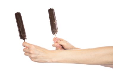 Çikolata kaplı dondurma ve beyaz arka planda izole edilmiş badem çubukları. Yüksek kalite fotoğraf