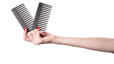 Eldeki tarak beyaz arka planda izole edilmiş. Saç fırçası izole edilmiş. Yüksek kalite fotoğraf