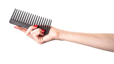 Eldeki tarak beyaz arka planda izole edilmiş. Saç fırçası izole edilmiş. Yüksek kalite fotoğraf