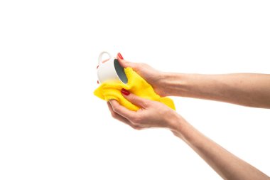 Mutfakta beyaz bardağı havluyla silen kadın, yakın plan. Yüksek kalite fotoğraf