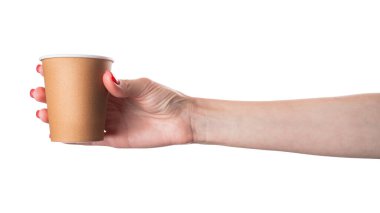 Elinde beyaz kahve fincanı tutan kadınlar. Beyaz arka planda izole edilmiş kağıt bardak. Yüksek kalite fotoğraf