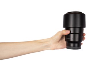 Eldeki modern dijital kamera lensi beyaz arka planda izole edilmiş. Yüksek kalite fotoğraf