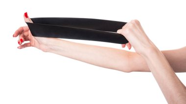 Siyah fitness lastiği beyaz arka planda izole edilmiş ellerde. Yüksek kalite fotoğraf