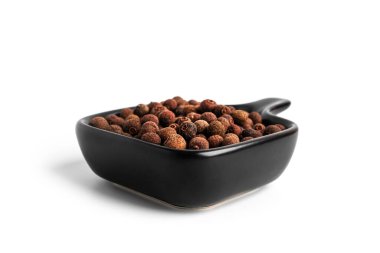 Allspice beyaz arka planda izole edildi. Baharat. Yüksek kalite fotoğraf