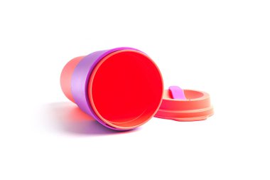 Kapaklı bir bardak. Çıkarmak için yeniden kullanılabilir cam. Cam beyaz arka planda izole edilmiş. Yüksek kalite fotoğraf