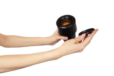 Eldeki modern dijital kamera lensi beyaz arka planda izole edilmiş. Yüksek kalite fotoğraf