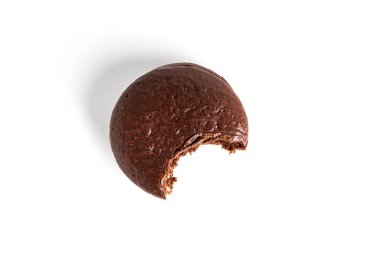 Beyaz arka planda izole edilmiş çikolatalı çikolatalı pasta. Çikolatalı kek. Çikolatalı kurabiye. Yüksek kalite fotoğraf