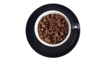 Kahve fincanındaki kahve çekirdekleri beyaz arka planda izole edilmiş. Yüksek kalite fotoğraf