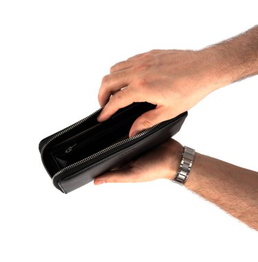 Deri cüzdanını beyaz arka planda izole edilmiş ellerde tutan adam. Yüksek kalite fotoğraf