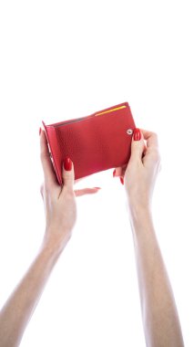 Cüzdanı kadının elinde, beyaz arka planda izole edilmiş. Kadın cüzdanı. Yüksek kalite fotoğraf