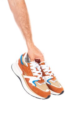 Bir çift yeni markasız kahverengi ayakkabı ya da erkek eli spor ayakkabısı kesme yolu olan beyaz arka planda izole edilmiş. Yüksek kalite fotoğraf