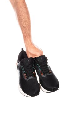 Bir çift yeni markasız siyah spor koşu ayakkabısı ya da erkek eli spor ayakkabısı kesme yolu olan beyaz arka planda izole edilmiş. Yüksek kalite fotoğraf