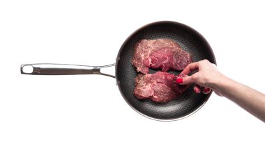 Kızartma tavasındaki mermer biftek beyaz arka planda izole edilmiş. Bir parça et izole edilmiş. Kırmızı et. - Evet. Yüksek kalite fotoğraf