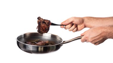 Kızartma tavasındaki mermer biftek beyaz arka planda izole edilmiş. Bir parça et izole edilmiş. Kırmızı et. - Evet. Yüksek kalite fotoğraf