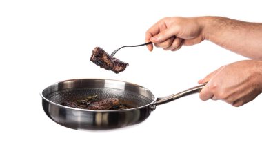 Kızartma tavasındaki mermer biftek beyaz arka planda izole edilmiş. Bir parça et izole edilmiş. Kırmızı et. - Evet. Yüksek kalite fotoğraf