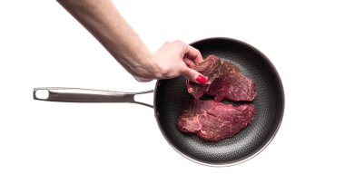 Kızartma tavasındaki mermer biftek beyaz arka planda izole edilmiş. Bir parça et izole edilmiş. Kırmızı et. - Evet. Yüksek kalite fotoğraf