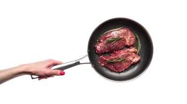 Kızartma tavasındaki mermer biftek beyaz arka planda izole edilmiş. Bir parça et izole edilmiş. Kırmızı et. - Evet. Yüksek kalite fotoğraf