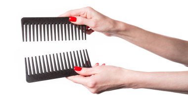 Eldeki tarak beyaz arka planda izole edilmiş. Saç fırçası izole edilmiş. Yüksek kalite fotoğraf