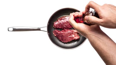 Kızartma tavasındaki mermer biftek beyaz arka planda izole edilmiş. Bir parça et izole edilmiş. Kırmızı et. - Evet. Yüksek kalite fotoğraf