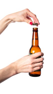 Beyaz arka planda izole edilmiş bir bira şişesi tutuyor. Eldeki bira şişesi izole edilmiş. Yüksek kalite fotoğraf