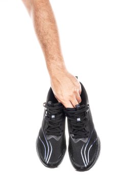 Bir çift yeni markasız siyah spor koşu ayakkabısı ya da erkek eli spor ayakkabısı kesme yolu olan beyaz arka planda izole edilmiş. Yüksek kalite fotoğraf