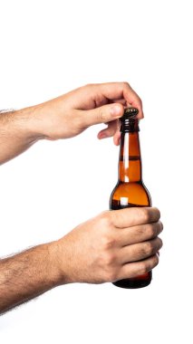 Beyaz arka planda izole edilmiş bir bira şişesi tutuyor. Eldeki bira şişesi izole edilmiş. Yüksek kalite fotoğraf