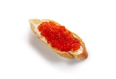 Kırmızı havyar beyaz arka planda izole edilmiş. Kırmızı havyarlı sandviçler. Yüksek kalite fotoğraf