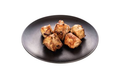 Siyah tabakta nefis ızgara et. Beyaz arka planda izole edilmiş. Kadın elinde et. Yüksek kalite fotoğraf