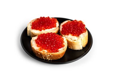 Kırmızı havyar beyaz arka planda izole edilmiş. Kırmızı havyarlı sandviçler. Yüksek kalite fotoğraf