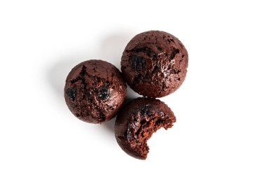 Beyaz arka planda izole edilmiş kiraz reçelli çikolatalı kekler. Çikolatalı kek. Yüksek kalite fotoğraf